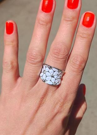 Элегантное женское кольцо