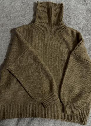 Обʼємний светр з коміром під горло1 фото