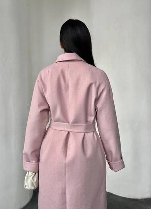 Розовое зимнее длинное пальто с утеплителем9 фото