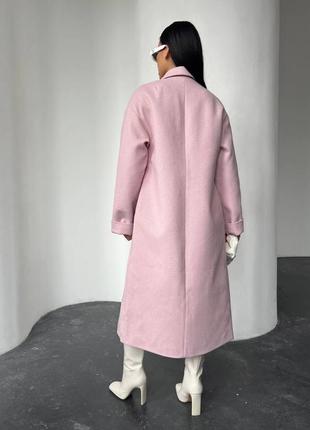 Розовое зимнее длинное пальто с утеплителем7 фото