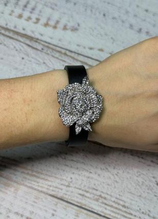 Женский стильный браслет искусственная кожа цвет черный декор цветок в сияющих камнях7 фото