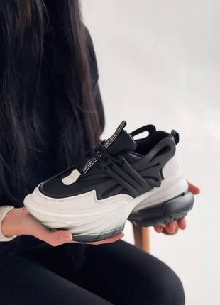 Чорно-білі стильні, масивні весняні кросівки з еко-шкіри та гуми