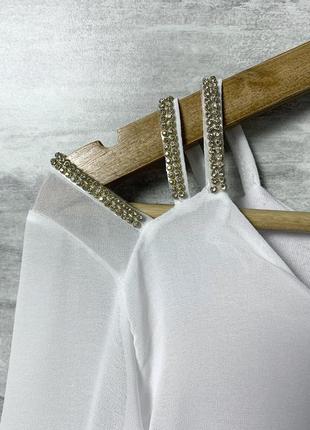 Белая шифоновая блуза с камушками на плечах2 фото