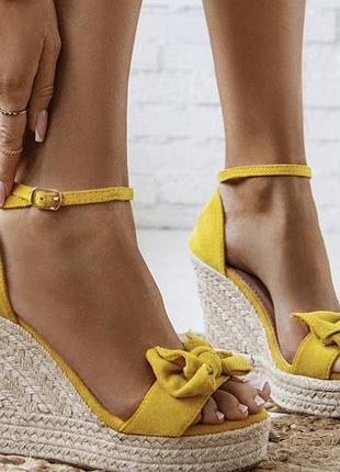 Еспадрильі на танкетці