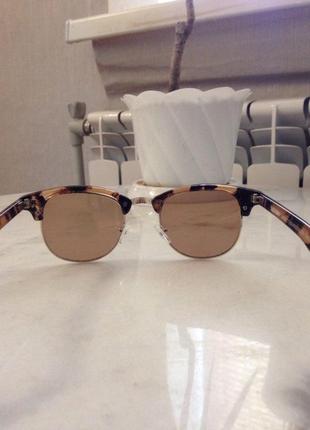 Модні сонцезахисні окуляри в роговій оправі4 фото