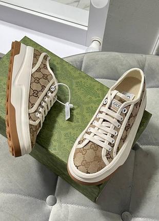 Женские кроссовки в стиле gucci