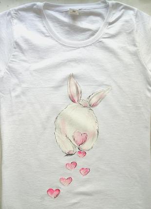 Дуже мила футболка з ручним розписом фарбами малюнок не принт кролик зайчик сердечка1 фото