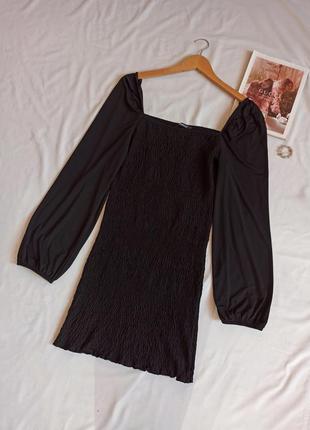 Чёрное платье мини с жаткой и объемными рукавами/с квадратным декольте1 фото