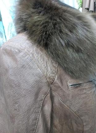Кожаная женская курточка с воротником из песца4 фото