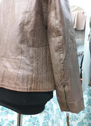 Кожаная женская курточка с воротником из песца6 фото