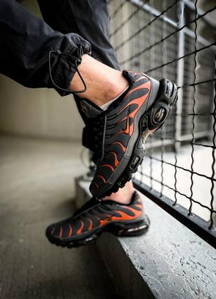 Кросівки жіночі / чоловічі сірі (графітові) / оранжеві nike air max plus tn "grey orange"3 фото