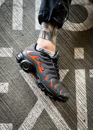 Кросівки жіночі / чоловічі сірі (графітові) / оранжеві nike air max plus tn "grey orange"7 фото