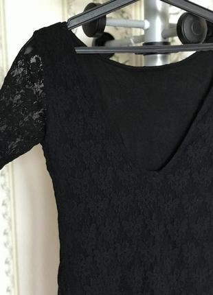 Маленькое чёрное платье мини с вырезом на спине3 фото