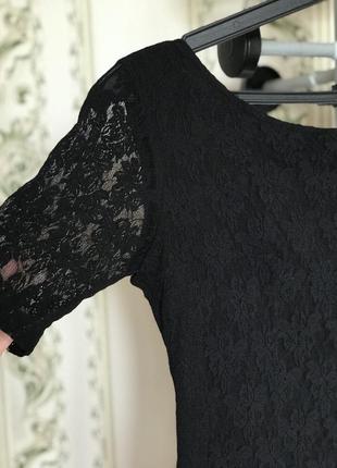 Маленькое чёрное платье мини с вырезом на спине2 фото