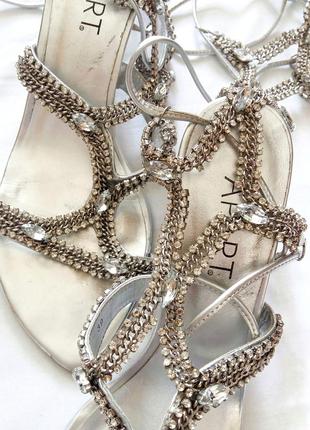 Серебристые босоножки с переплетением из нити и камней в греческом стиле apart4 фото