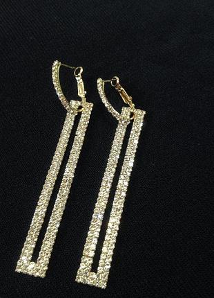 Вечірні,яскраві сережки з медичного золота.