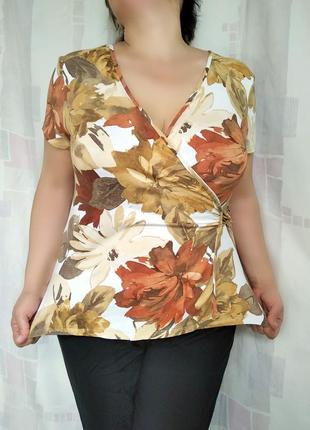 Трикотажная блузка с запахом в ярких цветах2 фото
