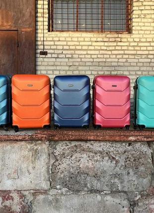 Средний дорожный чемодан пластиковый на 4 колесиках madisson размер м средний чемодан прочный цвет сирибристый9 фото