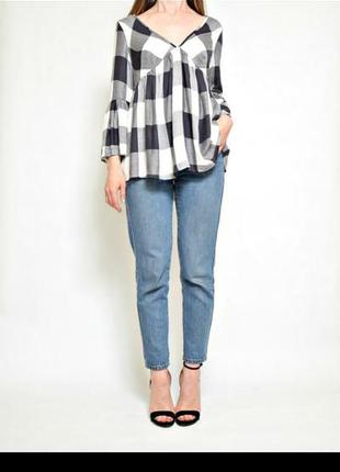 Актуальная красивая блуза с рукавами-воланами в клетку