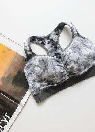 Класний спортивний топ сірий м 10