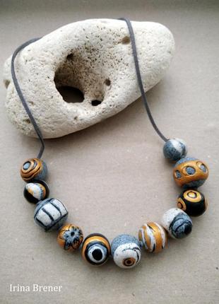 Цікаве намисто на замшевому шнурі.