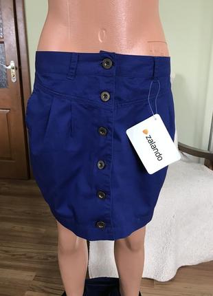 Яскрава спідниця на гудзики