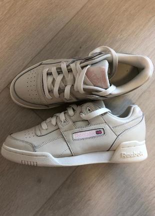 Кроссовки бренда reebok