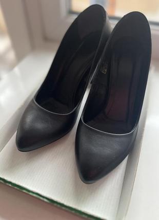 Черные женские классические туфли из натуральной кожи на каблуке2 фото