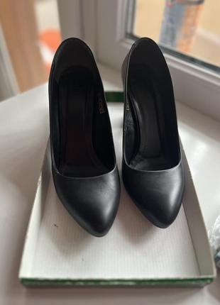 Черные женские классические туфли из натуральной кожи на каблуке3 фото