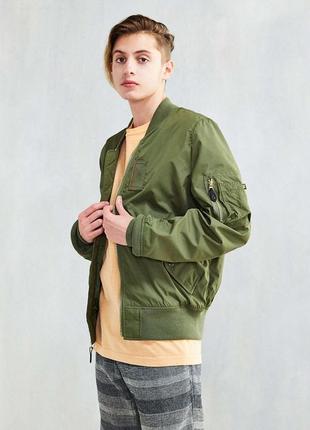 Зелена куртка ма-1 skymaster від alpha industries