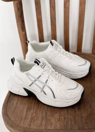 Білі кросівки з світловідбивними смугами