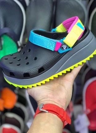 Крокс класік хайкер платформа чорні с зеленим сабо crocs classic hiker clog black green1 фото