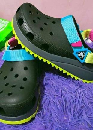 Крокс классик хайкер платформа черные с зеленым сабо crocs classic hiker clog black green