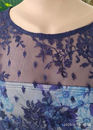 Очень шикарное синее кружевное платье на подкладке с красивым фиолетовым принтом3 фото