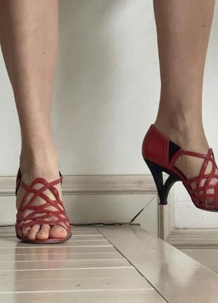 Очень возможна в этом сезоне красная обувь на интересном каблуке1 фото