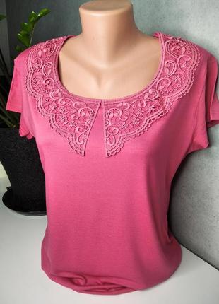 Футболка з мереживним воротніком