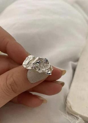 Рельефное кольцо в серебряном цвете