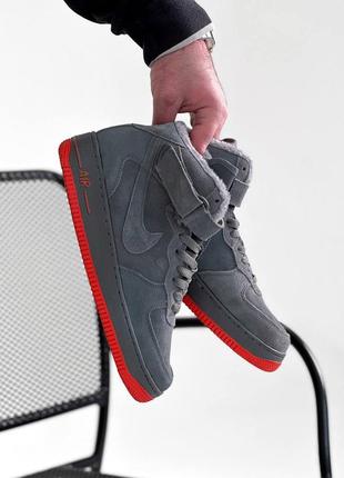 Кроссовки мужские зимние nike air force high серые с красной подошвой натуральная замша на меху4 фото