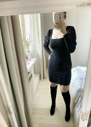 Нарядна блискуча сукня чорного кольору з квадратним вирізом4 фото