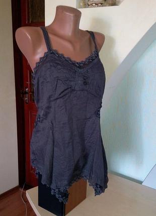 Роскошный топ серого цвета с оригинальной отделкой