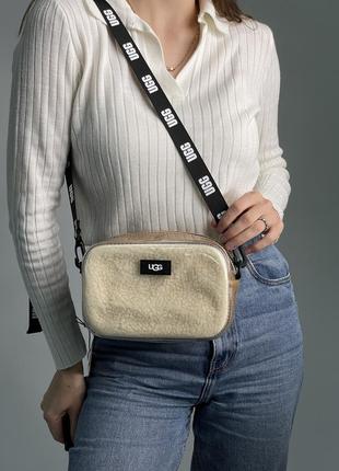 Женская сумка ugg crossbody teddy silicon бежевая9 фото