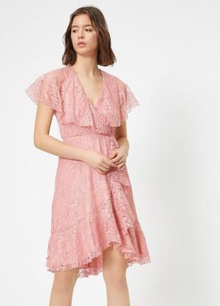 Платье koton розовое персиковое с рюшами воланами v-образный вырез декольте на запах а силуэт рукава крылышки праздничное кружево гипюр
