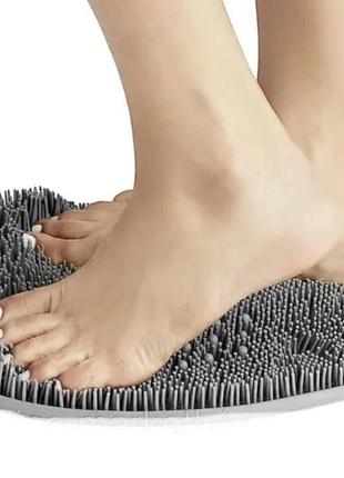Массажная щетка мочалка для спины и ног силиконовая на присосках в ванную или душевую серого цвета