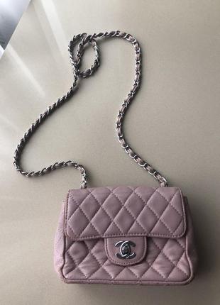 Маленькая розовая пудровая сумка на цепочке как брендовая шаль chanel