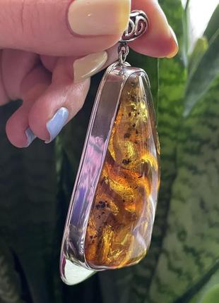 Потрясающий серебряный кулон с натуральным янтарем