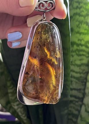 Потрясающий серебряный кулон с натуральным янтарем