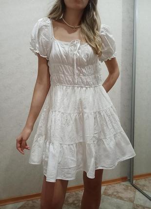 Біла сукня з оборками