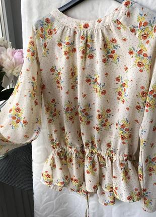 Дуже ніжна блузка в квітковий принт7 фото