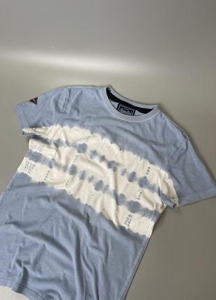 Стильна блакитна футболка superdry з принтом тай дай, оригінал, супердрай, голуба, біла, з лого, логотип4 фото