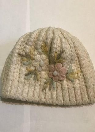 Жіноча шапка з квітами